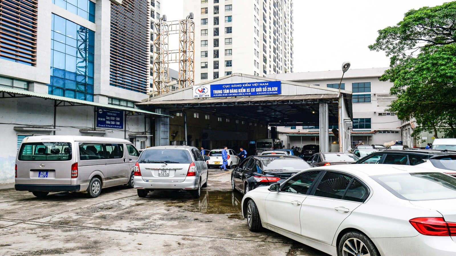 trung tâm đăng kiểm đang tạm đóng cửa